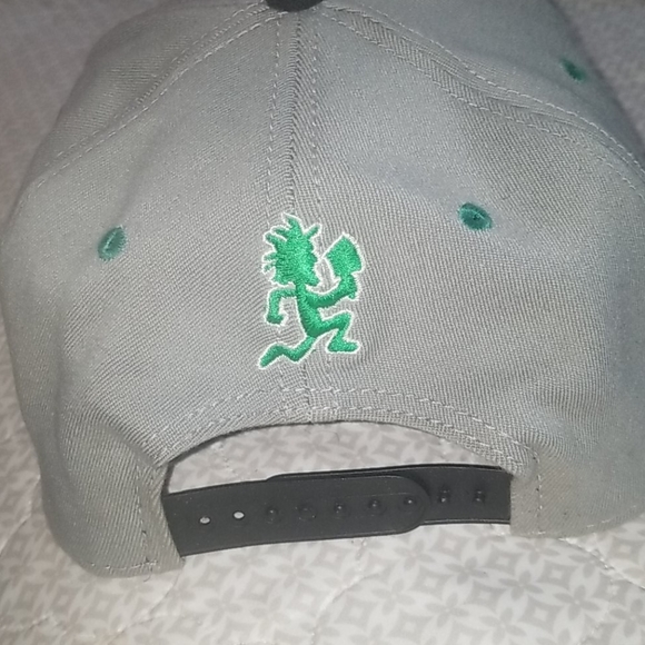 Snap back hat - Picture 3 of 3